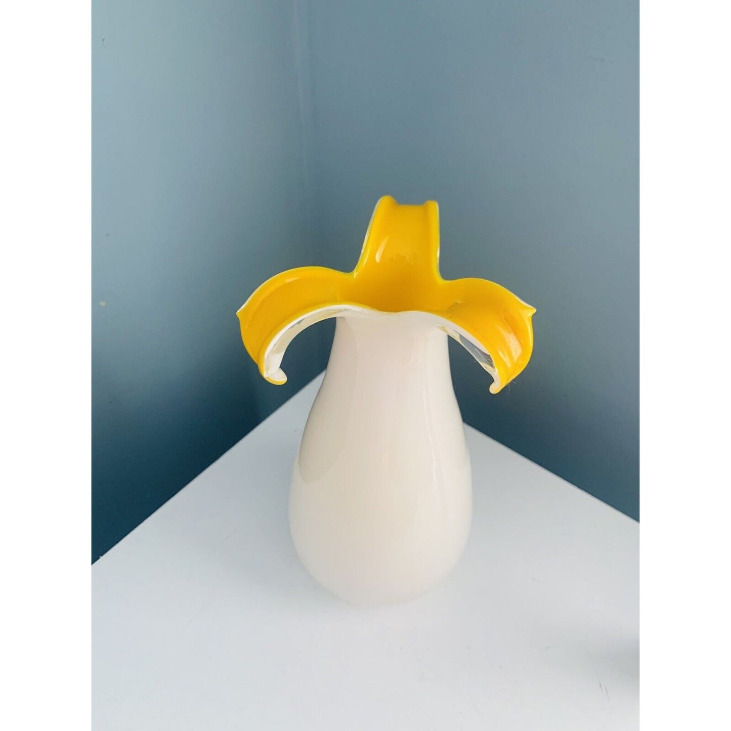 Gorgeous Design Cased Glass Vase White Yellow Petals Flower Floral Home Decor