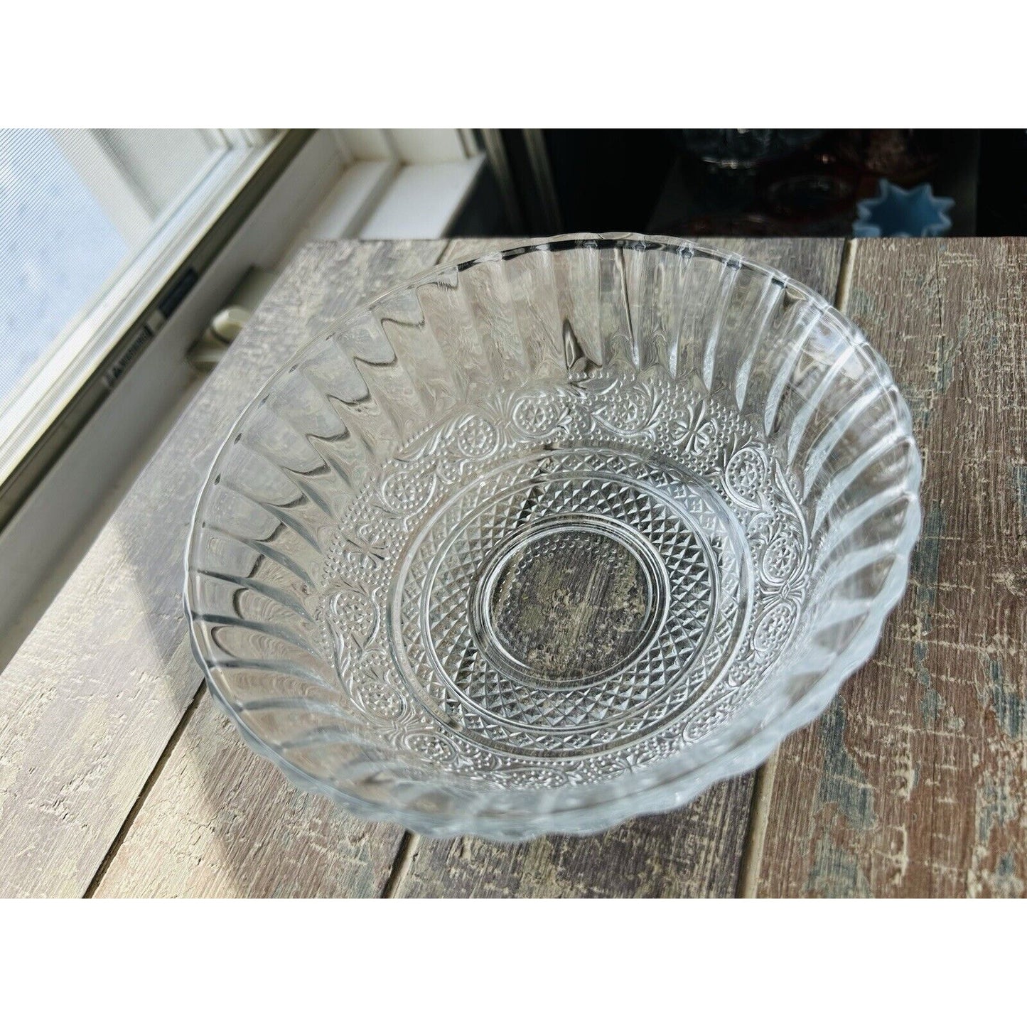 KIG Malaysia Fleur de Lis Pressed 7 1/4” Glass Trellis Serving Bowl Fluted Edges